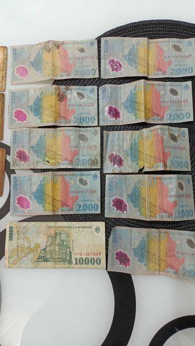 Vând bancnote vechi pentru colecționari.