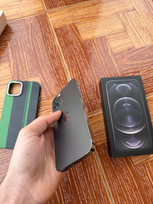 Vand iPhone 12 PRO impecabil la cutie