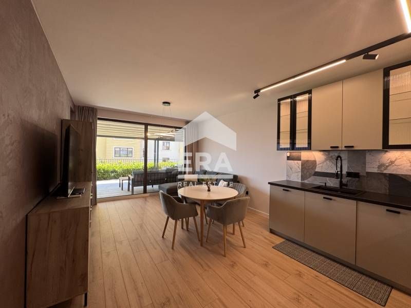 Дава се под наем Двустаен апартамент в к.к. Св.Св. Константин и Елена - 84 кв.м за 900 € - Снимка #1