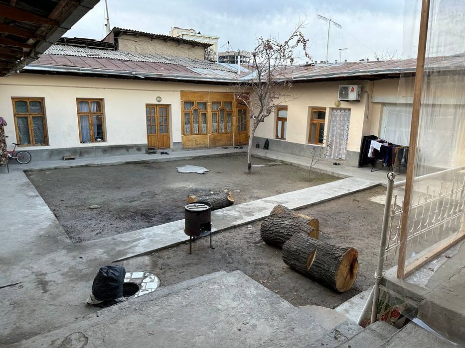 Чорсу бозори яқинида шинам ховли сотилади.4,33 сотих.8 хона.