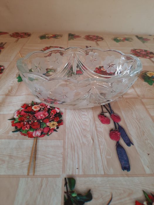 Продам хрустальную  салатницу.