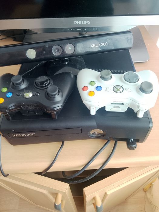 Xbox 360 E + Kinect + 2 manete originale + Stick USB 32GB