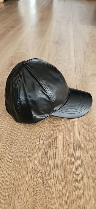 Кожена  нова шапка
