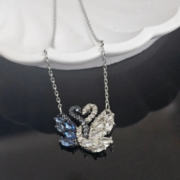 Колие Swarovski ново