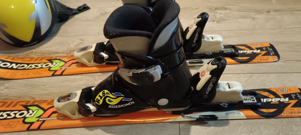 Vând skiuri cu clăpari copii