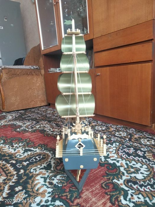 Продам корабль серого цвета