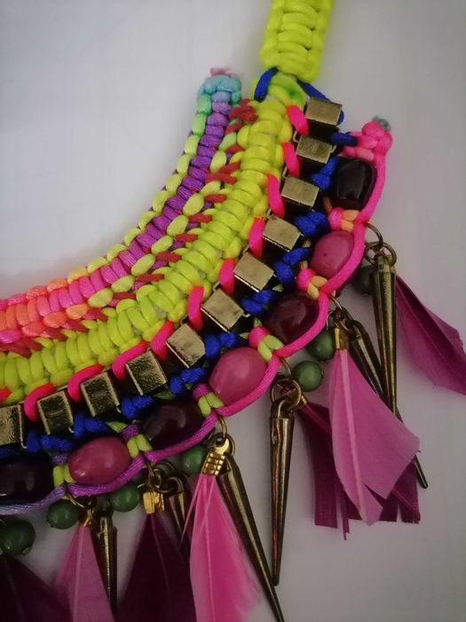 Цветно колие на Bershka