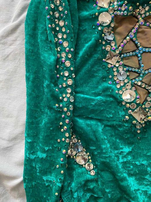 costum de gimnastică ritmică