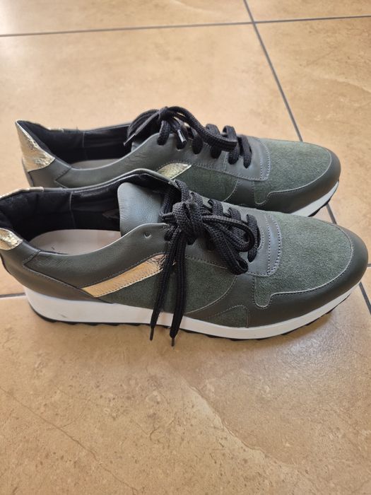 Sneakersi din piele
