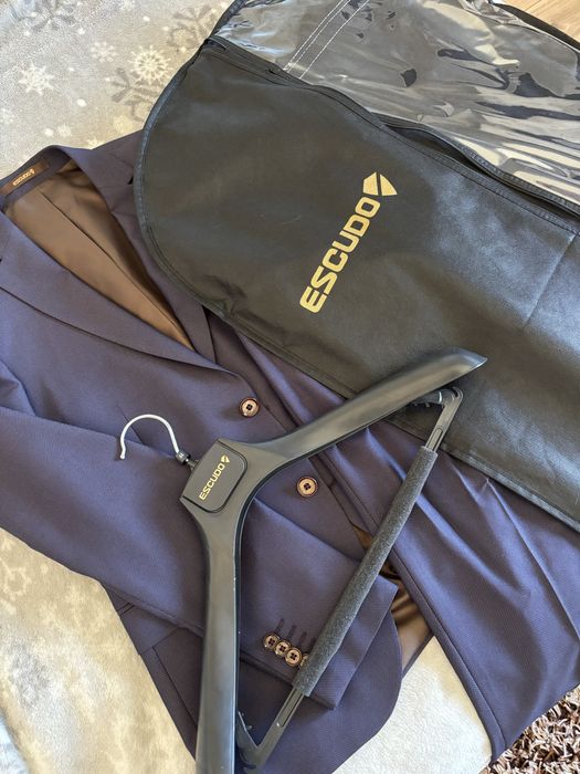 Costum pentru baieti potrivit pentru banchet