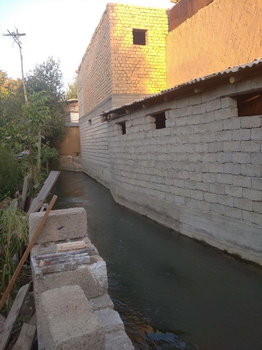 Uchastka sotiladi yer narxida Bek baraka bozori orqasida 100-150 metr