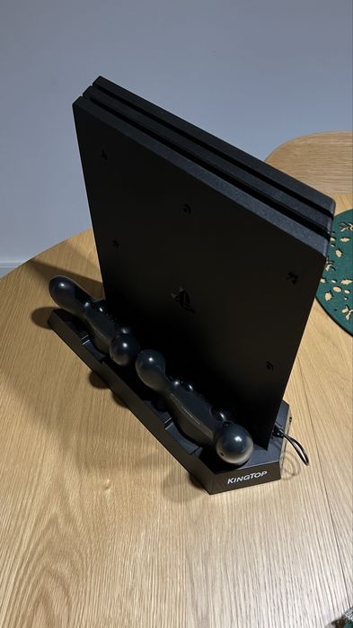 PlayStation 4 Pro 1TB Negru | 2 Controllere | Stand încǎrcare