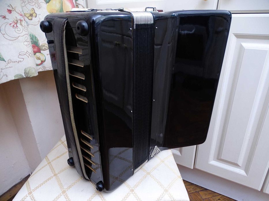 Много запазен стар акордеон Велтмайстер 60 баса