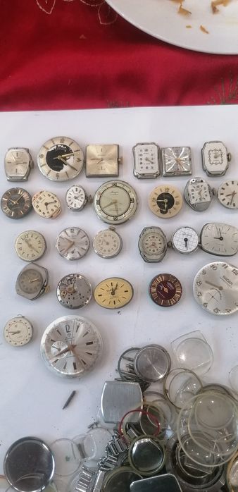 Ретро стари позлатени часовници-машини