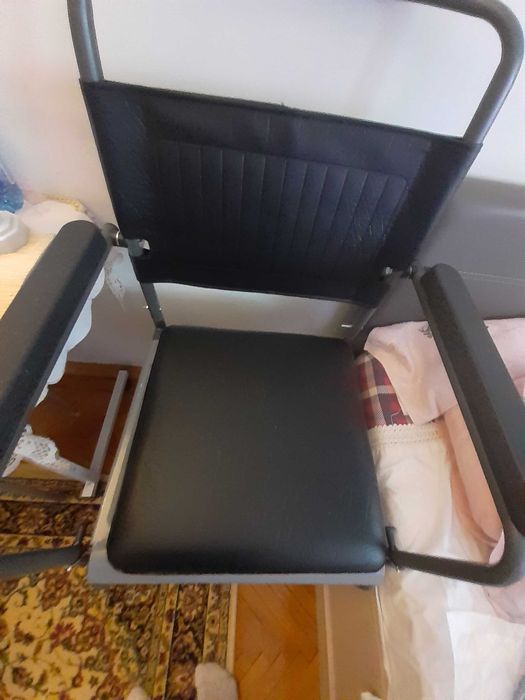 Scaun cu rotile si vas de toaletă