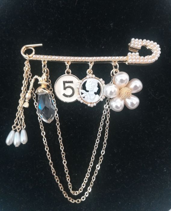 Уникално стилни брошки