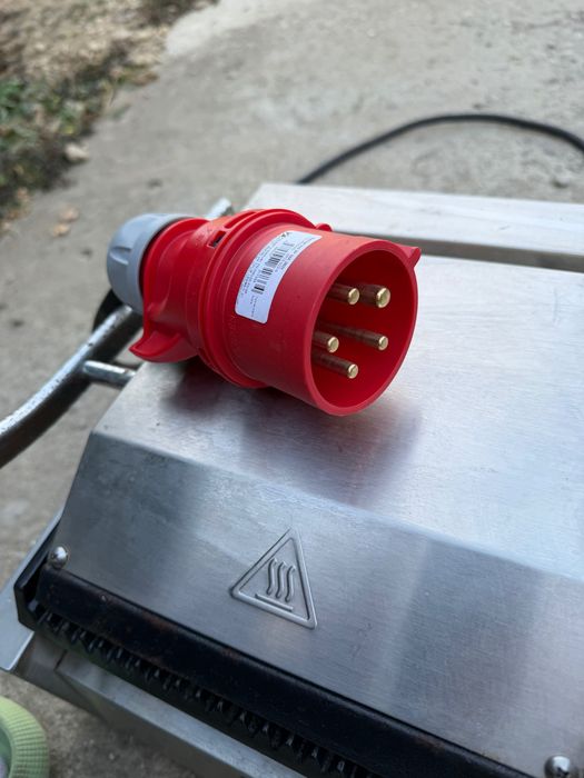 Toaster-grill , aparat de cafea , aragaz cu 3 ochiuri