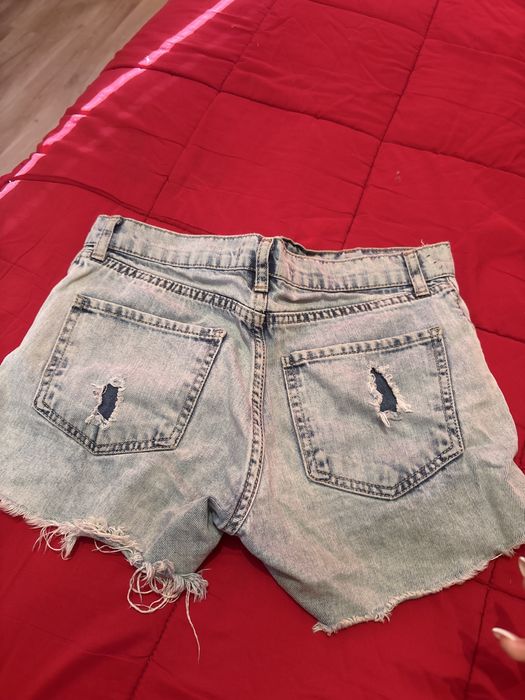 Къси накъсани дънки