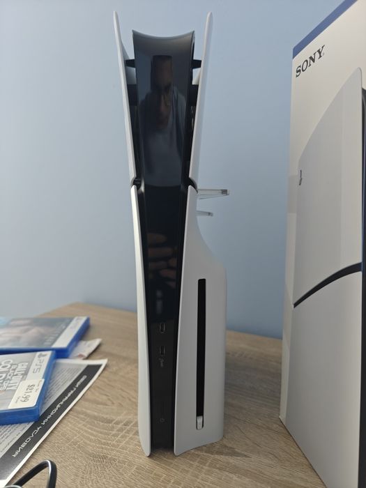 Продавам PS5 Slim 1TB с Гаранция