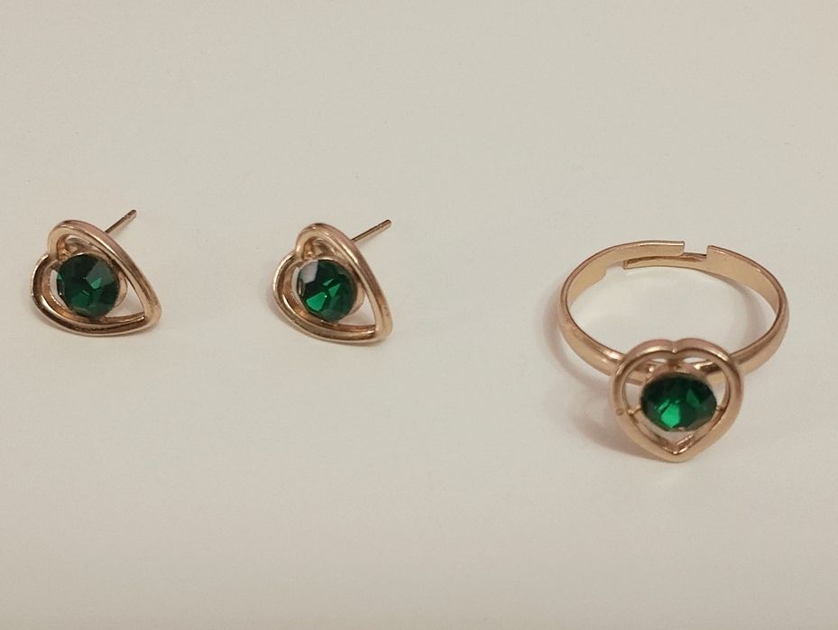 Украшения с изумрудными камнями.