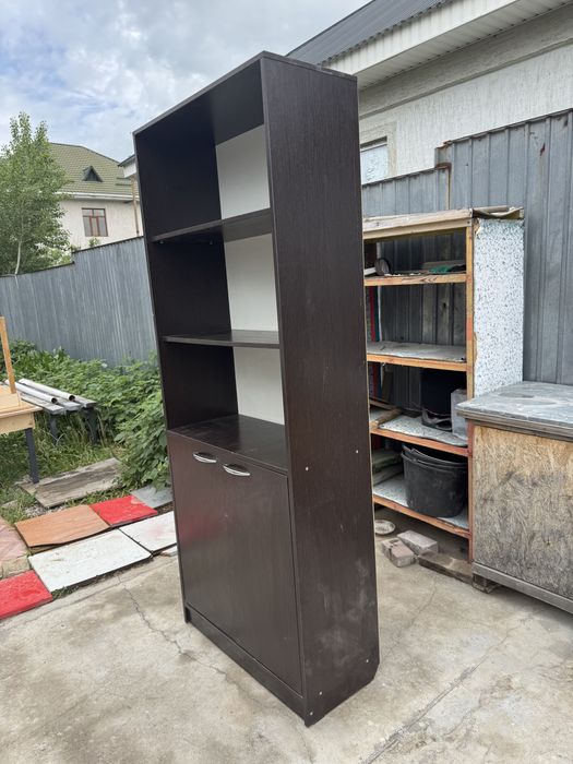 Шкаф с полками .
