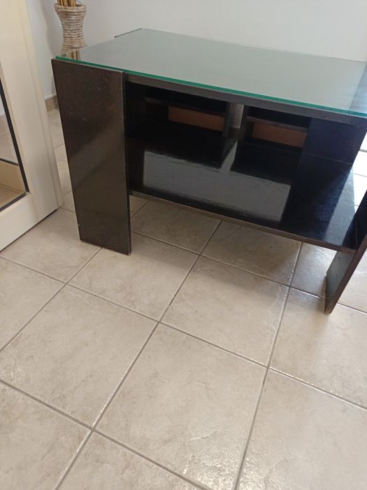 продават се нощни шкафчета, холни маси.