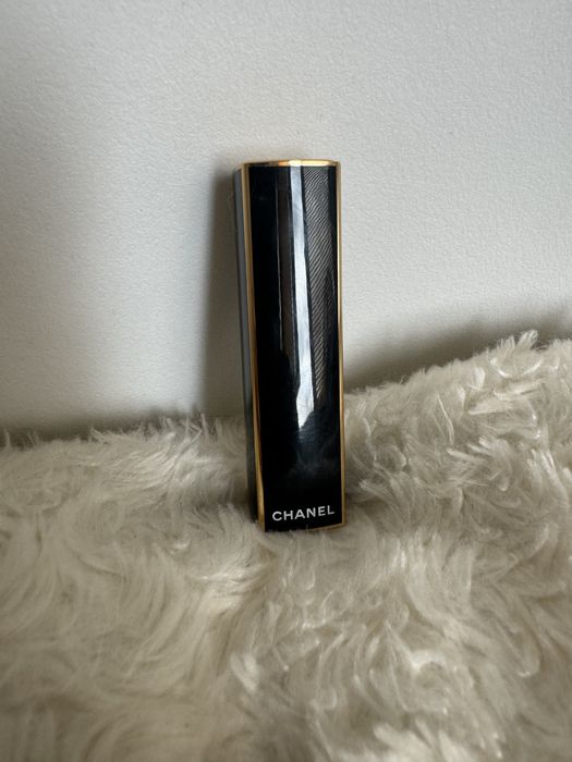 Пудра за лице Bobbi brown фон дьо тен Dior Huda червило Chanel