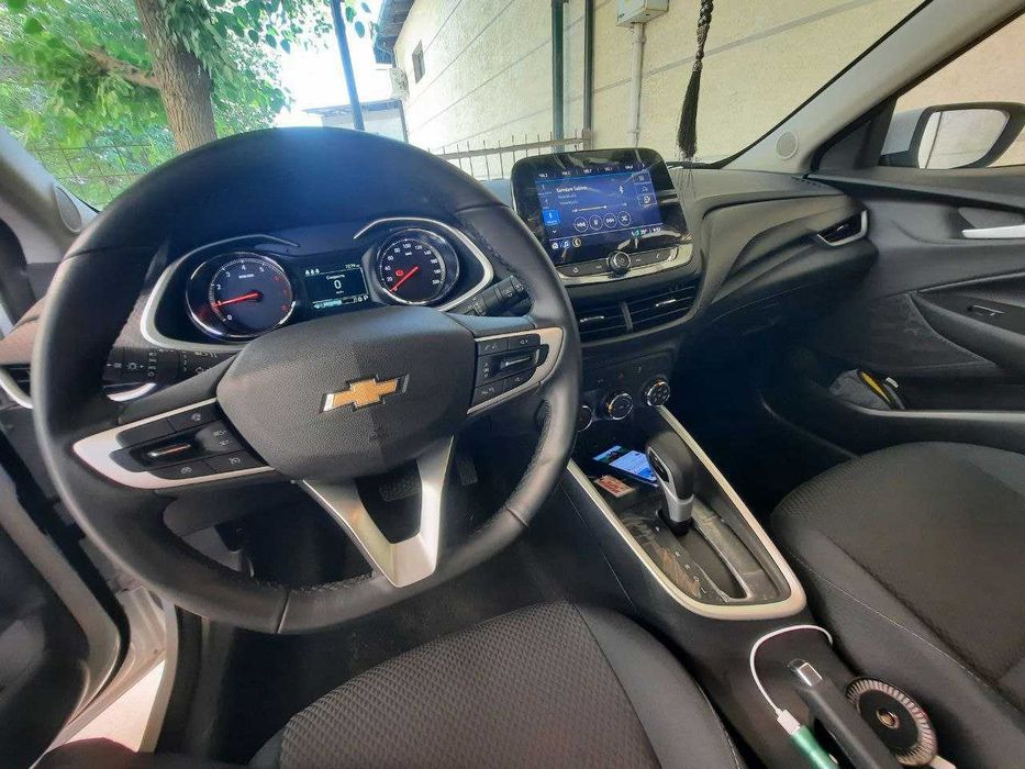 Подаётся машина ONIX