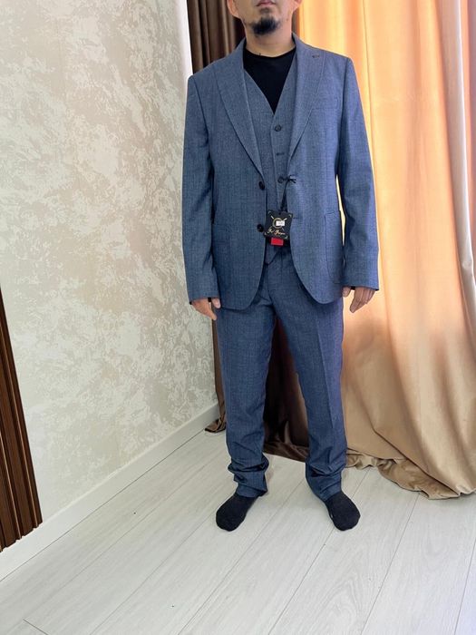 Костюм тройка Новая продам.