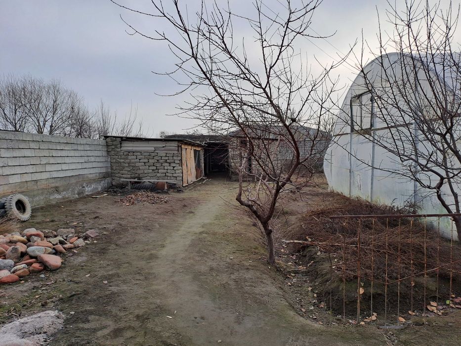 Hovli uy (uchastka) yarmi sotiladi 10 sotix qismi