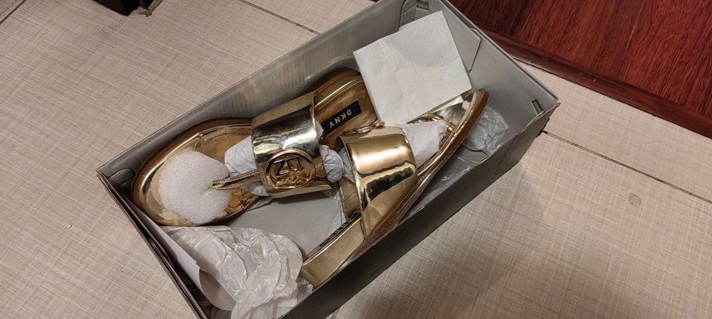 Златни сандали DKNY