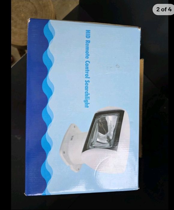 Proiector cu remote controler  pentru diferite utilizări..