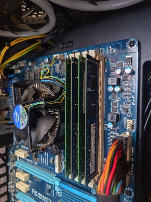 Kit i7 3770, placă de bază Gigabyte GA-Z77-D3H și 32GB RAM DDR3 1600 mhz + cooler stock Intel și IO shield