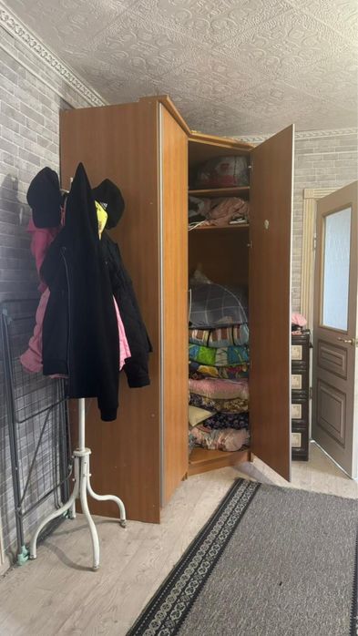 Шкаф для спальни, для прихожей, очень вместительная, почти новое