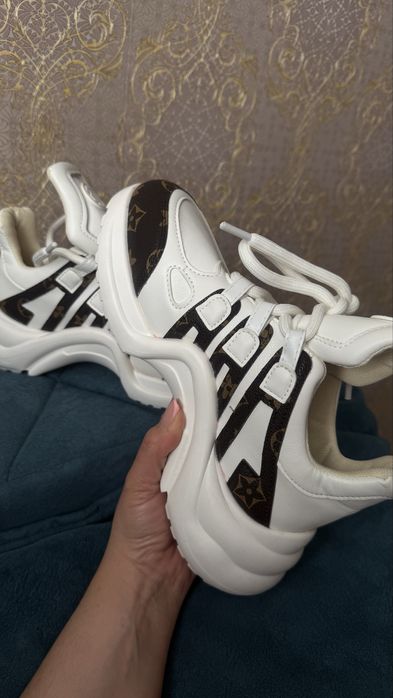 Женская обувь (кроссовки)