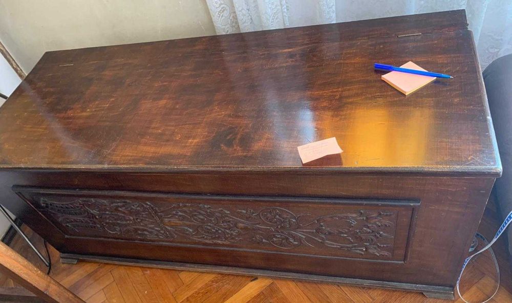 Ladă decorativă din lemn – piesă elegantă cu detalii sculptate
