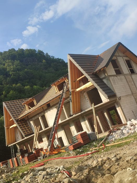 Montaj Acoperisuri dulgherie tigla metalica terase foisoare  reparații de urgență
Realizam lucrari de constructii in 
domeniul
Acoperisuri și Mansarde