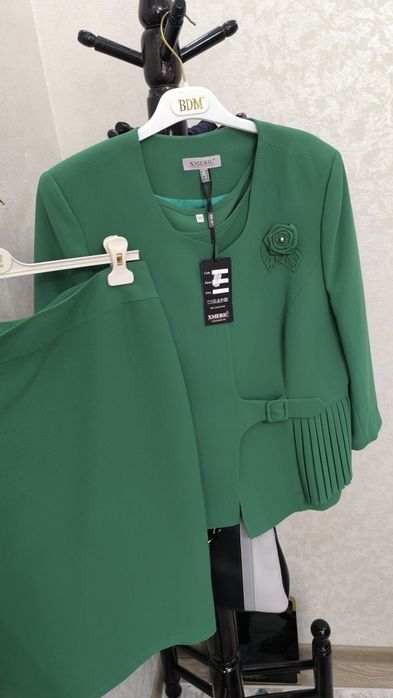 Новый офисный костюм с юбкой