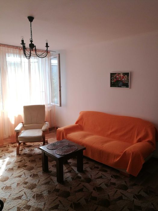 Persoana fizica, inchiriez apartament cu 2 camere in Roman. 250 euro.
