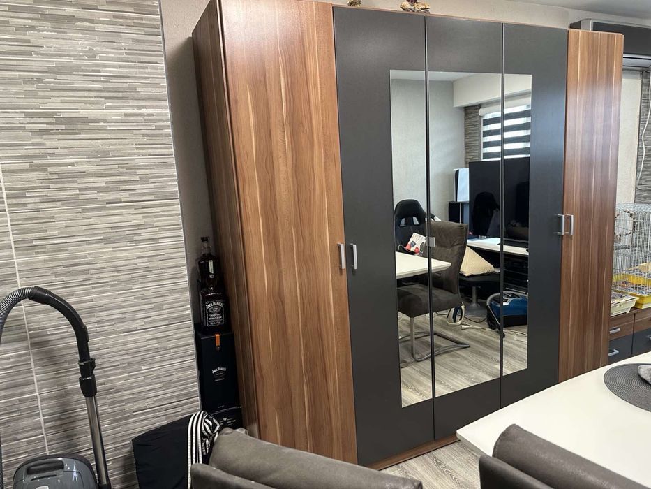 Продавам гардероб