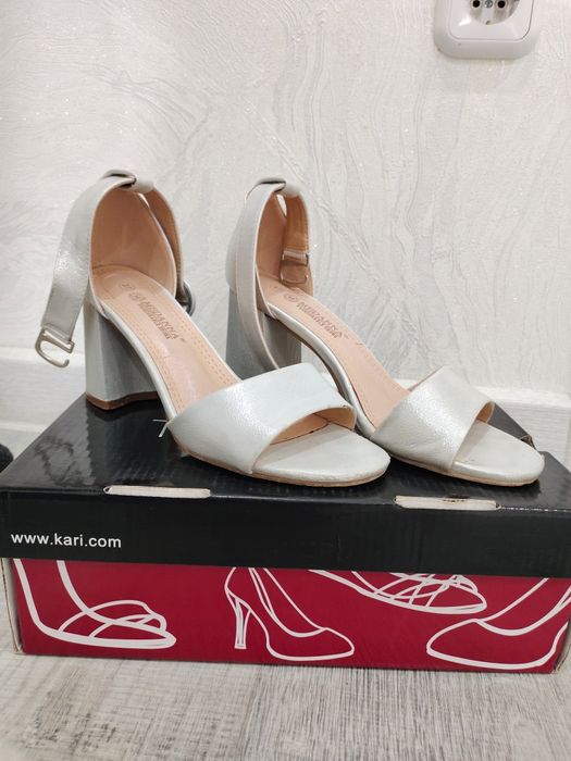 Продам 2 пары туфель