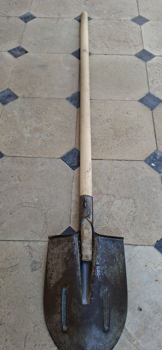 Срочно и дёшево продаётся лопата и китмен