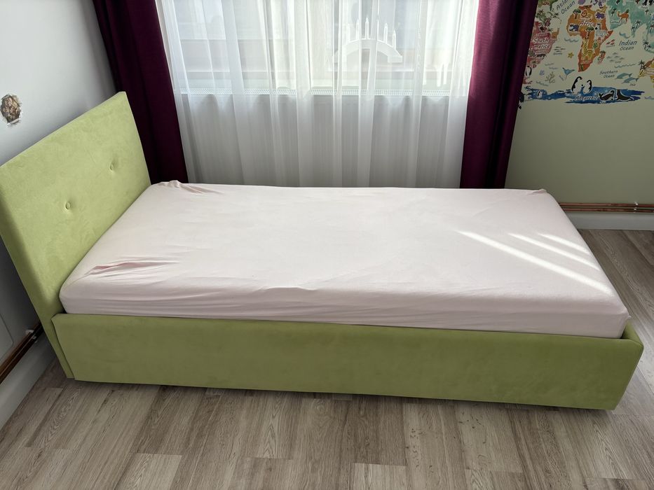 Pat cu saltea 90 x 200 ca nou din Italia