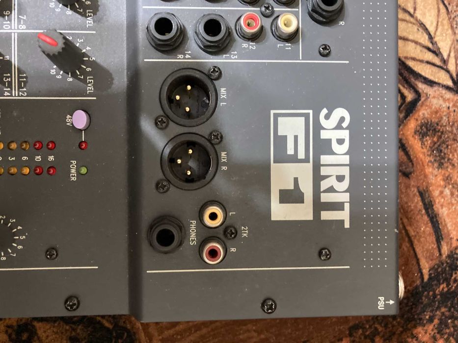 Mixer  Soundcraft Spirit F-1