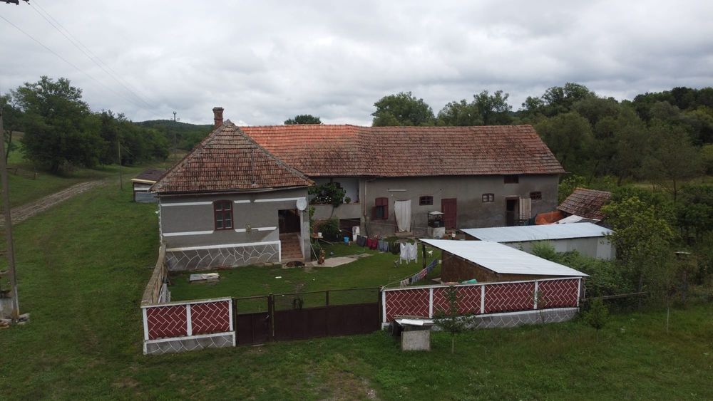 Casa de vânzare 4 camere + teren 4000 mp