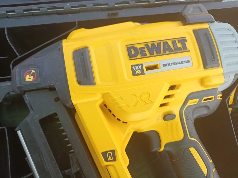 Dewalt DCN 890 - акумолаторен такер за пирони