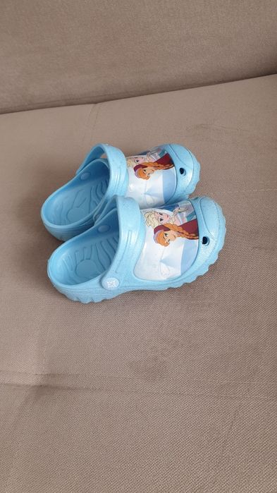 Кроксы, сланцы, шлепки