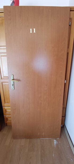 Продавам 2 интериорни дървени врати