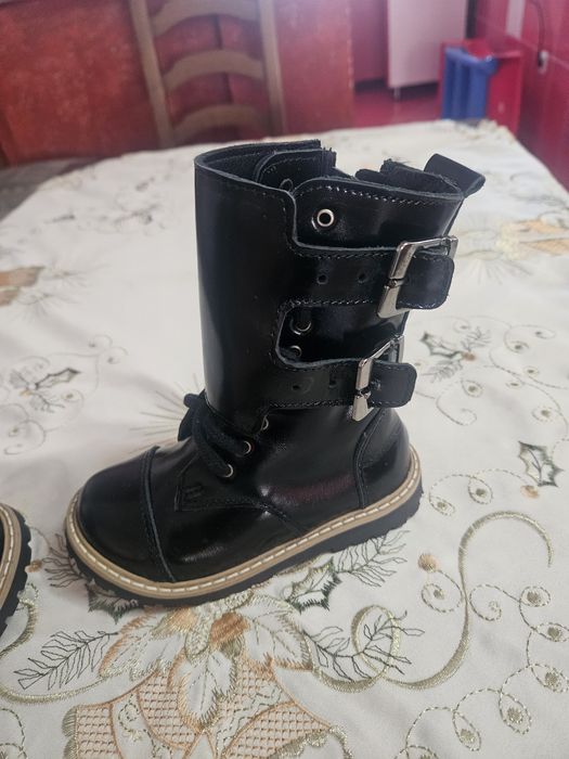 Cizmulite fetite nr 23 din piele lacuita