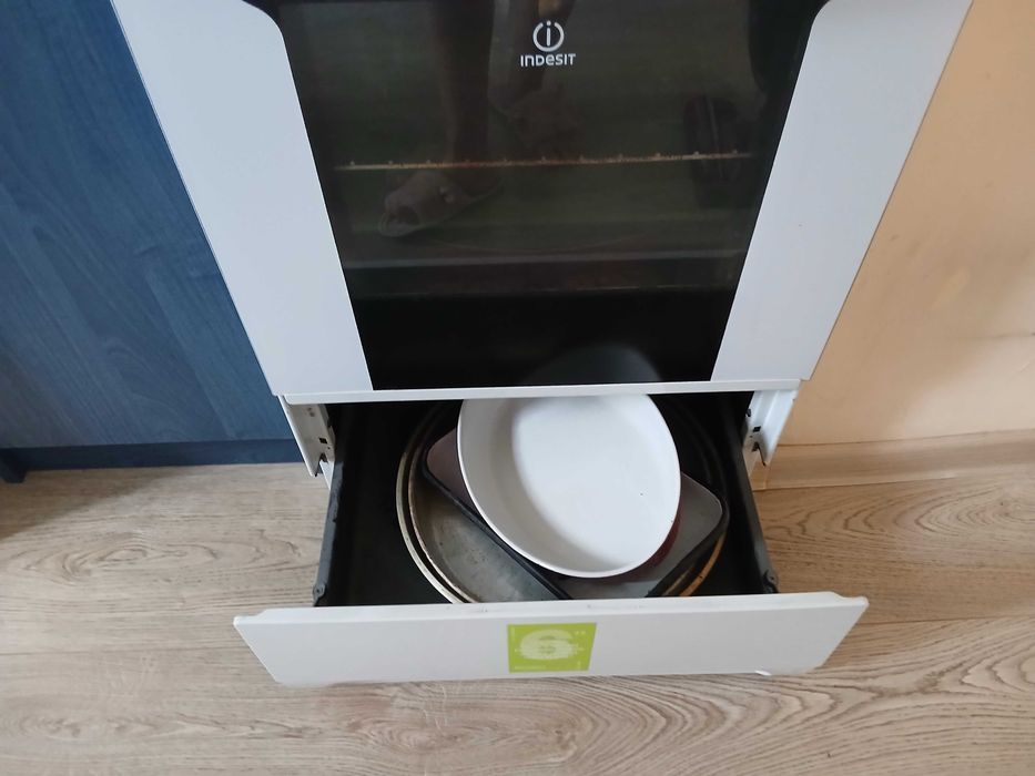 Готварска печка Indesit саспиратор и две шкафчета